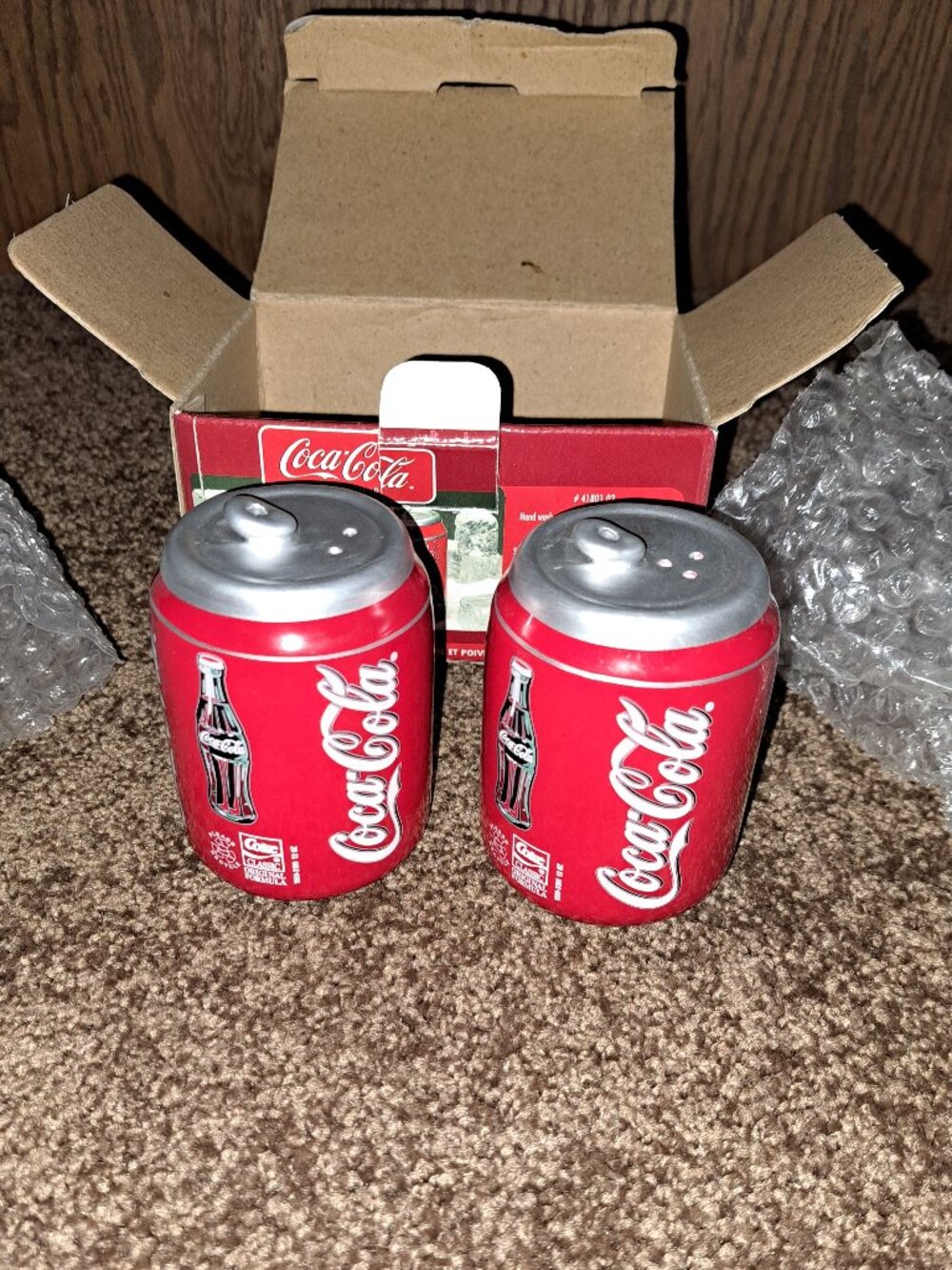 New In Box Vintage Ceramic Gibson Coca-Cola Refreshment Cans Salt&Pepper Set
